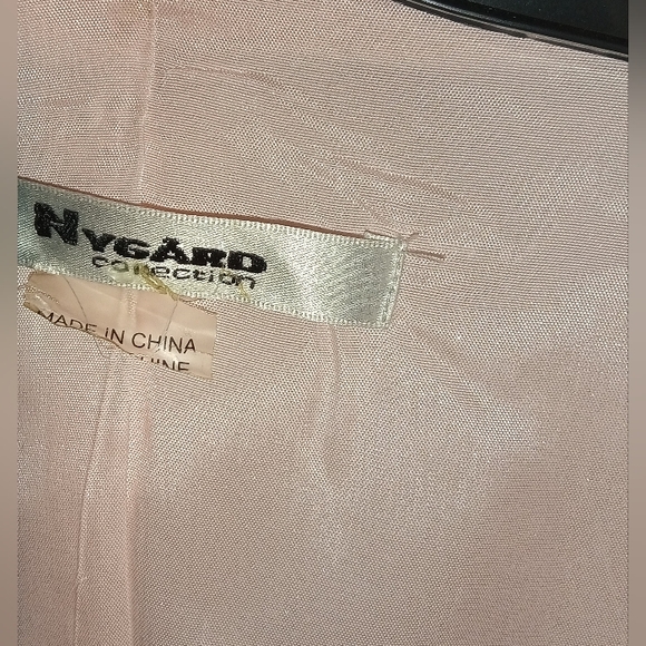 Elegant Pink Women's Skirt Suit - Picture 3 of 4